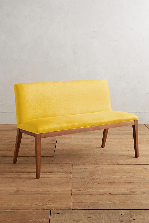 Silla Doble Nude tapizada en amarillo, con patas de madera