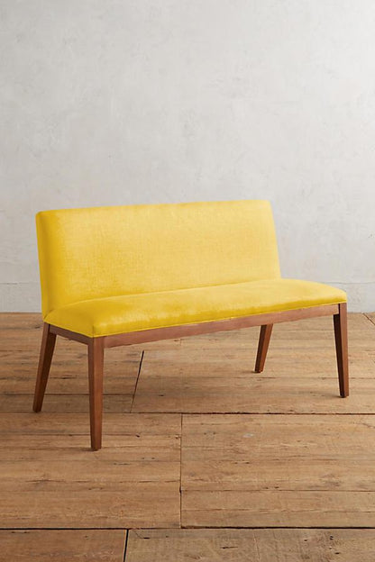 Silla Doble Nude tapizada en amarillo, con patas de madera