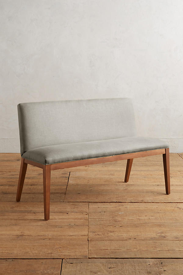 Silla Doble Nude tapizada en gris claro, con patas de madera