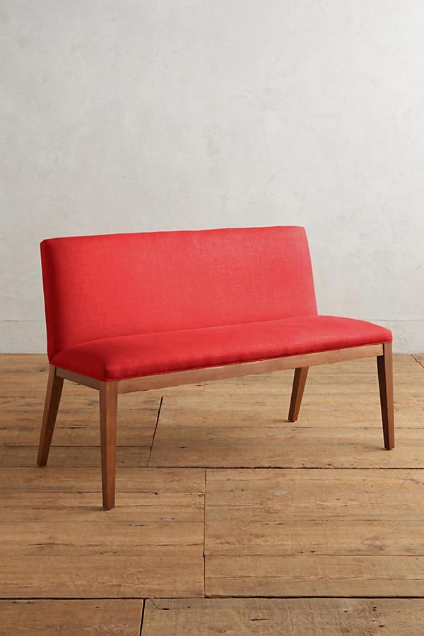 Silla Doble Nude tapizada en rojo, con patas de madera