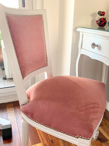 Silla de estilo a medida laqueada en blanco, con respaldo y asiento en pana rosa y tachas