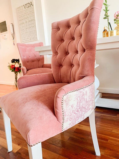 Silla Menphis en pana rosa con capitoné, tachas y lateral en tela toile, en el comedor de Lilian