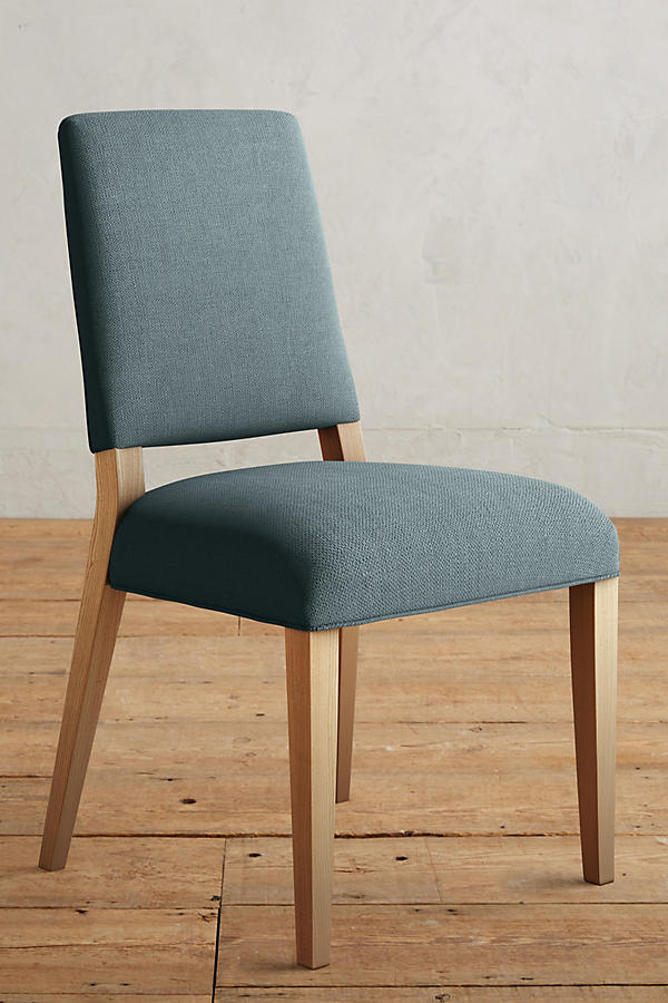 Silla Nude tapizada en azul grisáceo, con patas de madera
