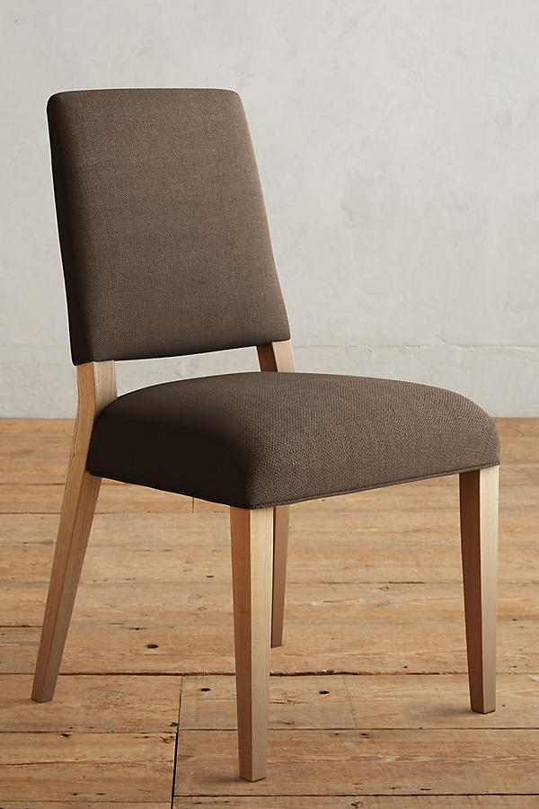 Silla Nude tapizada en marrón, con patas de madera