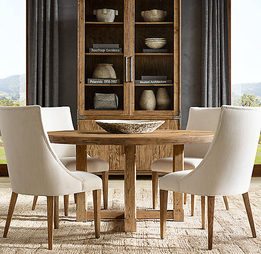 Silla Amalfi con líneas estilizadas y tapizado suave, diseñada para brindar elegancia y confort en comedores y livings. Su respaldo curvado y estructura firme ofrecen comodidad prolongada, convirtiéndola en una pieza clave de estilo contemporáneo y refinado.