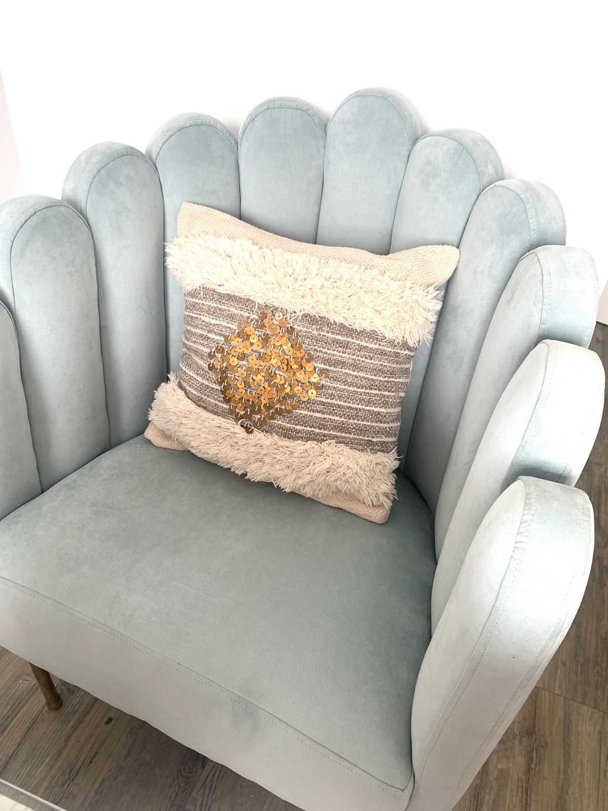 Vista frontal del Sillón Angie celeste de Delfina, con sus patas de aluminio dorado opaco a la vista