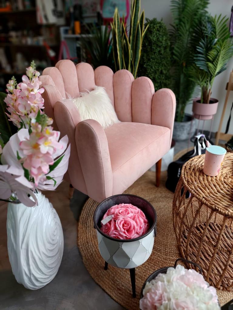 Sillón Angie rosa con almohadón blanco y flores en Hogar & Garden, Córdoba