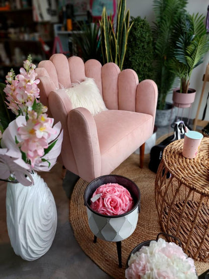 Sillón Angie rosa con almohadón blanco y flores en Hogar & Garden, Córdoba