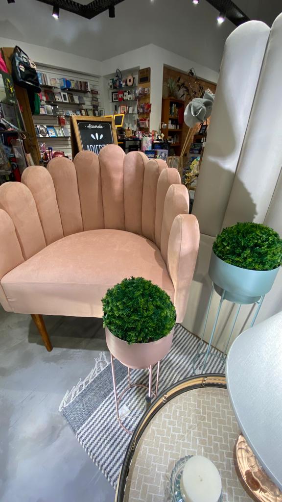 Sillón Angie rosa con respaldo de pétalos, junto a plantas, en Hogar & Garden, Córdoba