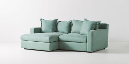 Sillón esquinero Enrique en verde claro, vista en diagonal con el chaise longue a la izquierda