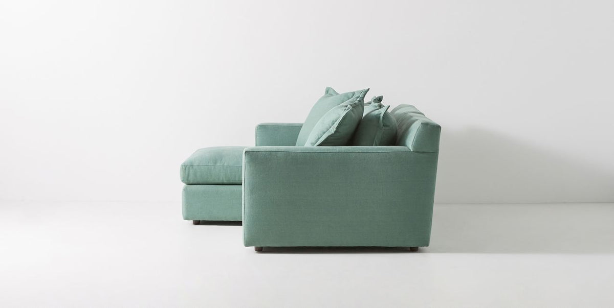 Sillón esquinero Enrique en verde claro, vista lateral del apoyabrazos recto