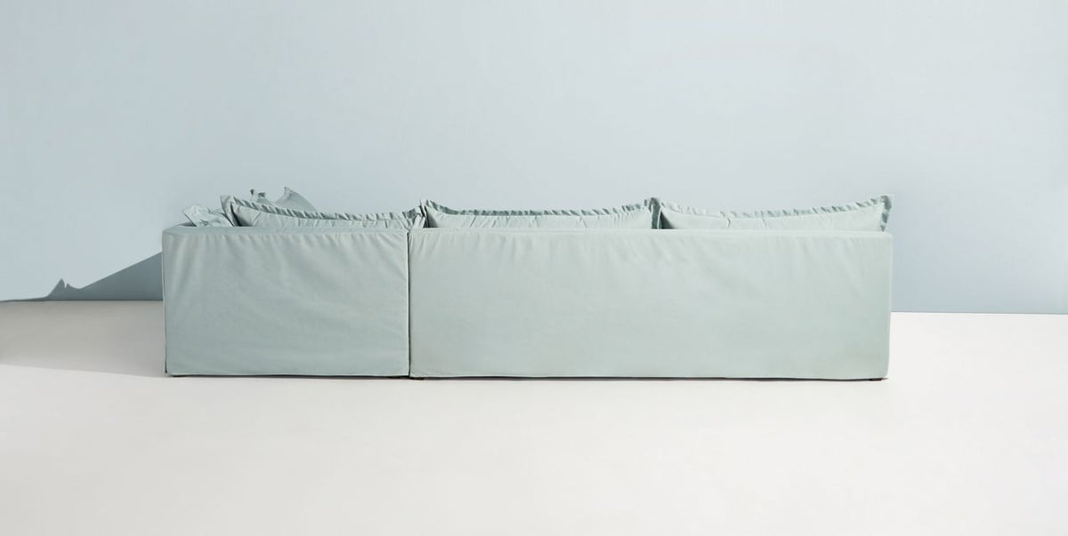 Sillón esquinero Tassa con funda de tussor gris claro, chaise longue a la derecha y mesa ratona tallada
