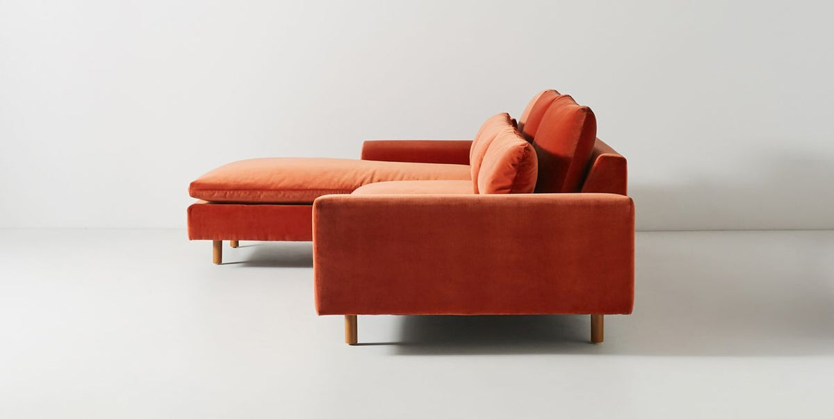 Sillón esquinero Mirror en rojo, vista lateral del apoyabrazos de 20 cm y los almohadones de respaldo