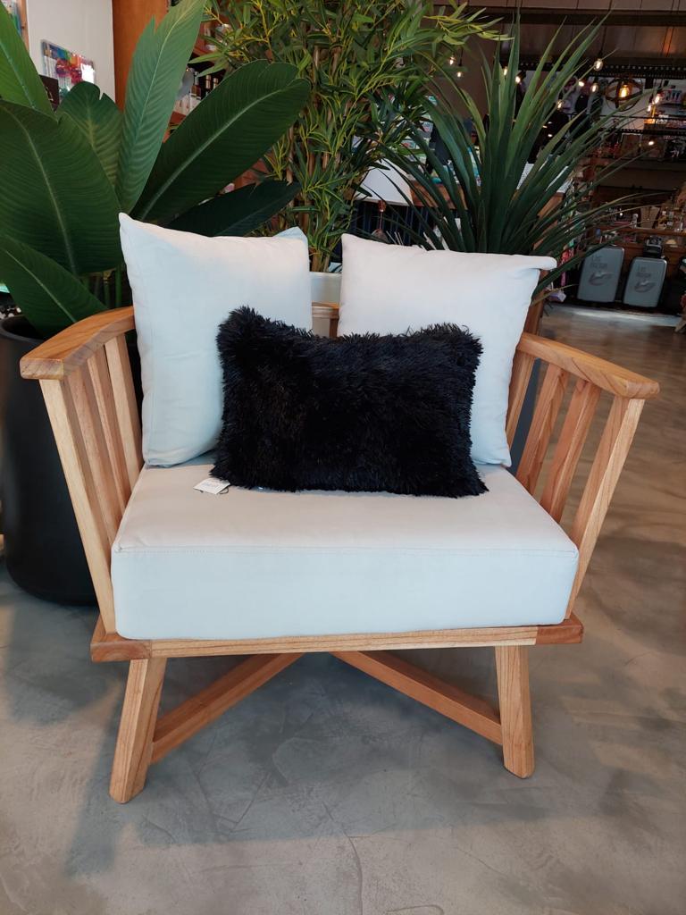 Sillón Gervasoni de listones de madera clara, con almohadones celestes, en Hogar & Garden, Córdoba
