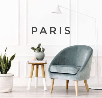 Sillón Paris de un cuerpo en tono crudo, forma curva y respaldo envolvente, sobre piso de madera clara en living luminoso. Tapizado a medida. Tienda de Banquitos.