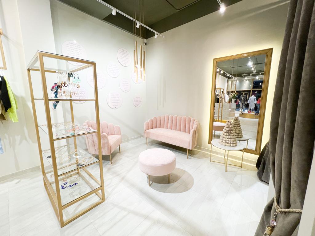 Sofá Angie de 2 o 3 cuerpos tapizado a medida color rosa, vista frontal - Tienda de Banquitos