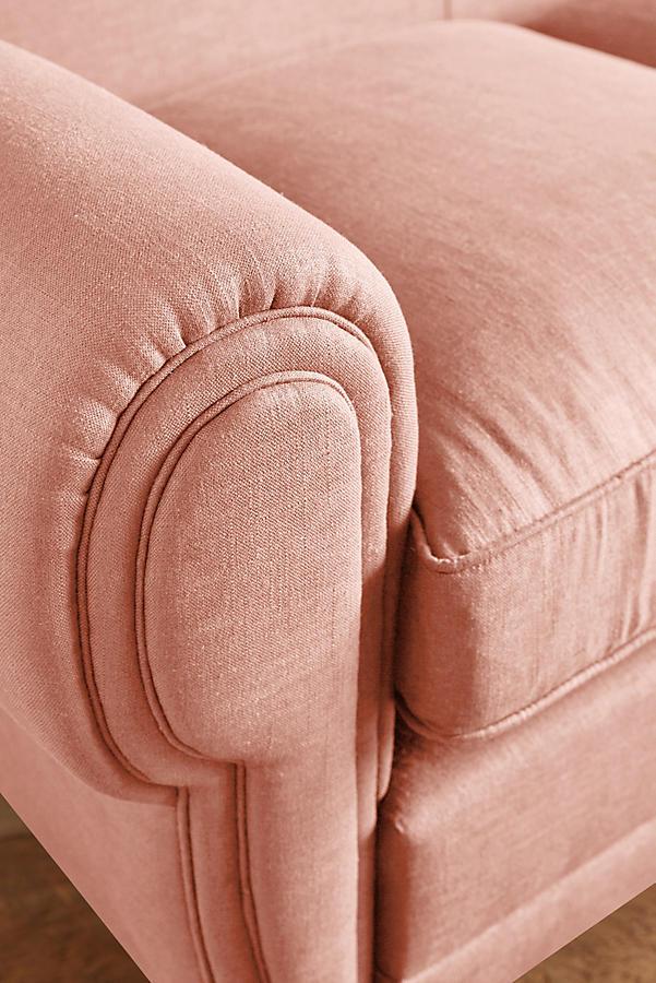 Detalle de tapizado y costura del Sofá Augusto en color rosa - Tienda de Banquitos