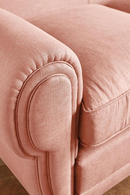 Detalle de tapizado y costura del Sofá Augusto en color rosa - Tienda de Banquitos
