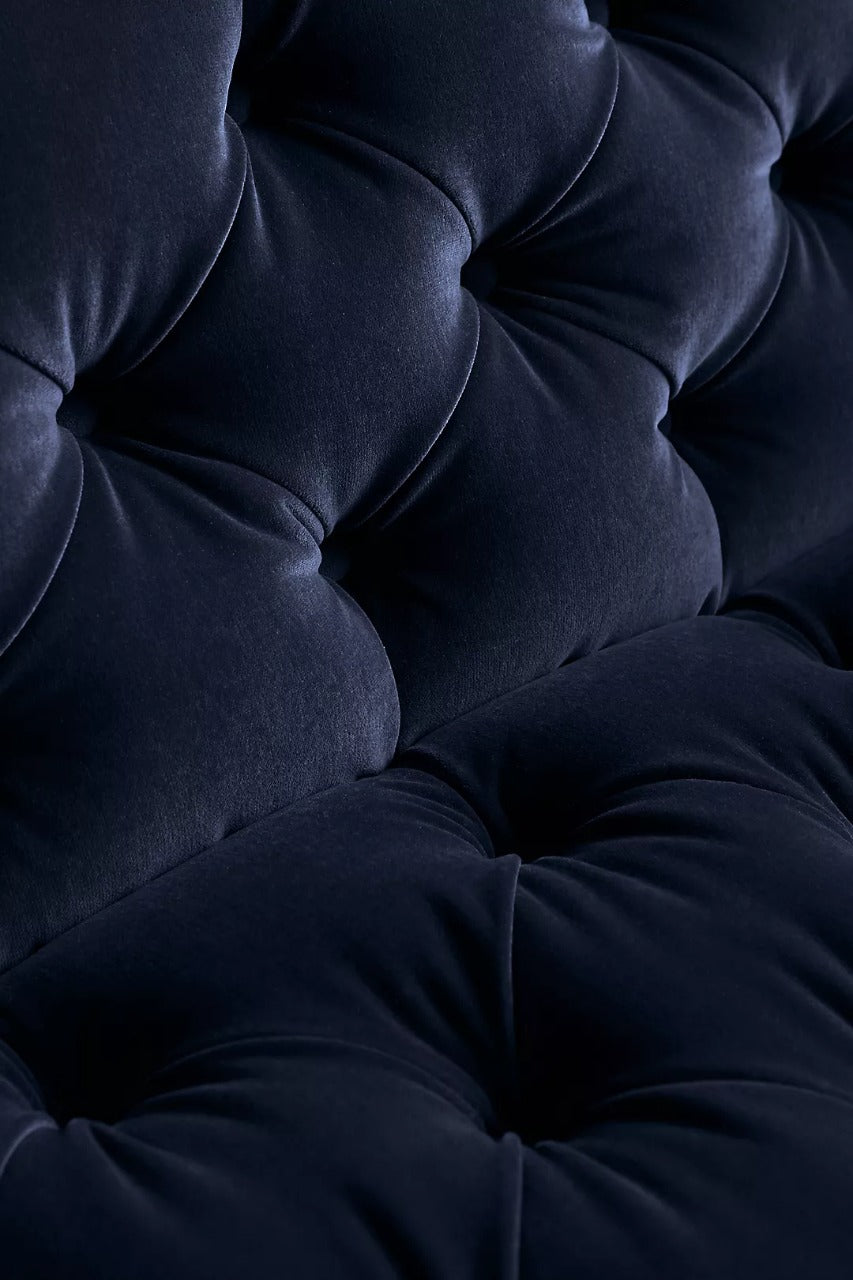 Detalle del capitoné del sofá Bella Donna en velvet azul marino - Tienda de Banquitos