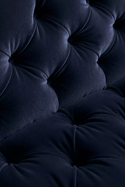 Detalle del capitoné del sofá Bella Donna en velvet azul marino - Tienda de Banquitos