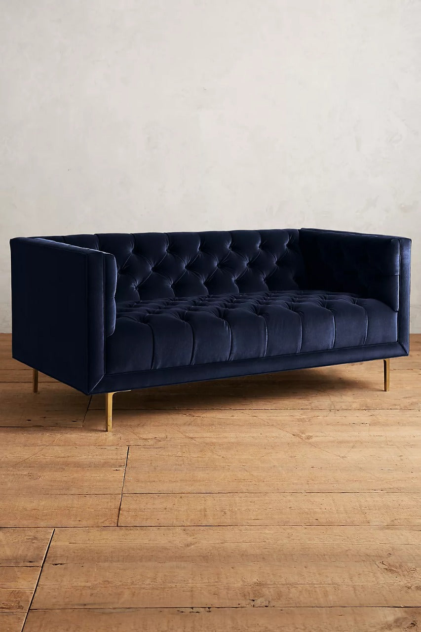 Sofá Bella Donna Capitoné tapizado en velvet azul marino, vista frontal de tres cuartos - Tienda de Banquitos