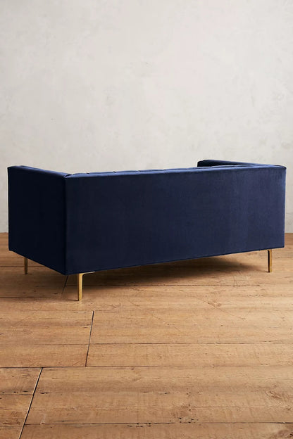 Sofá Bella Donna Capitoné tapizado en velvet azul marino, vista posterior de tres cuartos - Tienda de Banquitos