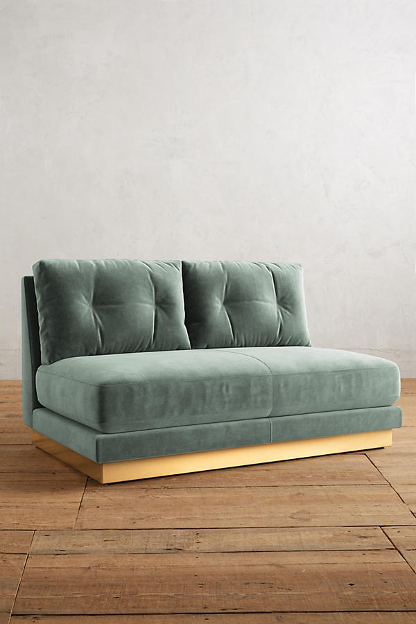 Sofá Cardiff color verde azulado en living editorial con ventanal de hierro negro - Tienda de Banquitos