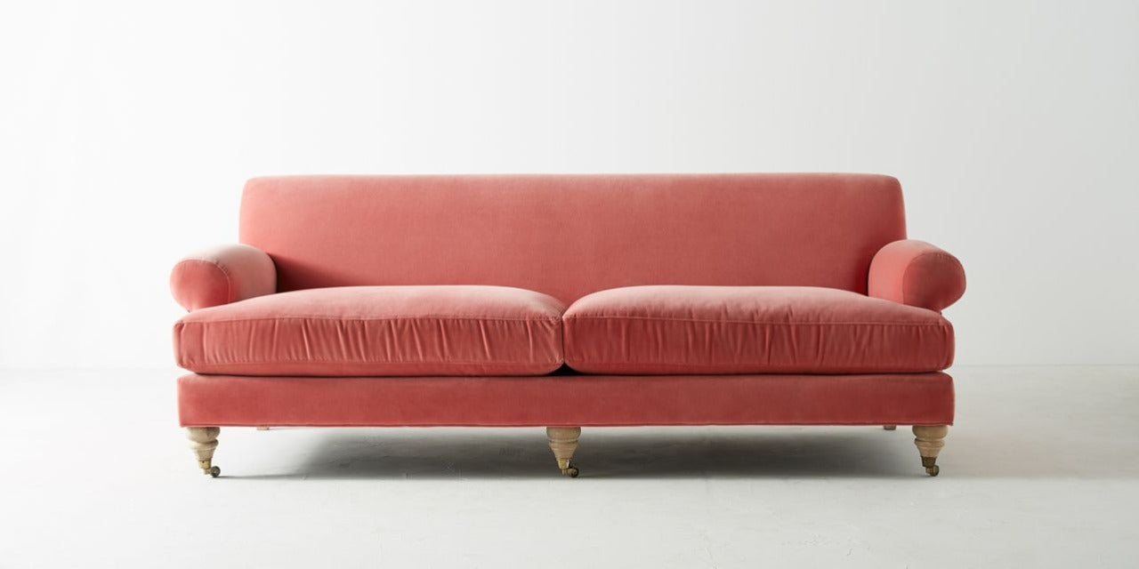 Sofá Cecily tapizado en velvet coral, vista frontal mostrando diseño de líneas inglesas - Tienda de Banquitos