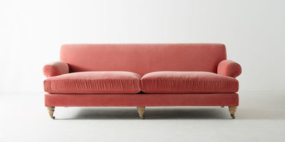 Sofá Cecily tapizado en velvet coral, vista frontal mostrando diseño de líneas inglesas - Tienda de Banquitos