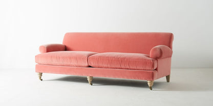Sofá Cecily tapizado en velvet coral, vista de tres cuartos en estudio - Tienda de Banquitos