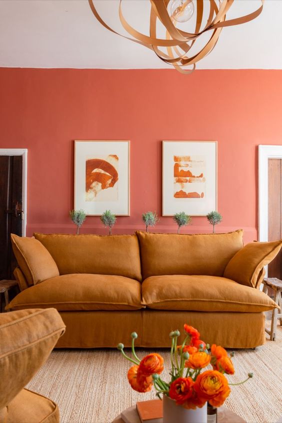Sofá Comfy de Tienda de Banquitos tapizado en mostaza, ambientado en living, diseño envolvente a medida