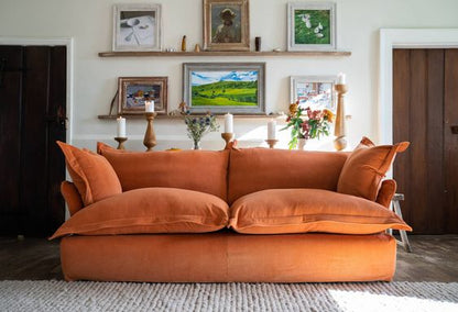 Sofá Comfy de Tienda de Banquitos, terminación en patas de madera maciza, diseño argentino