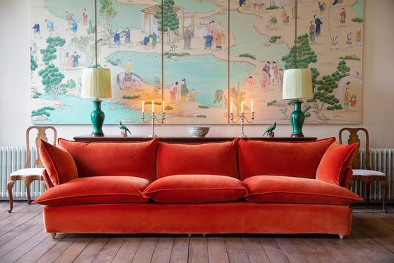 Sofá Comfy de Tienda de Banquitos tapizado a medida en terciopelo terracota, ambientado en living de estilo clásico
