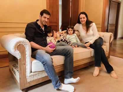 Naty y Nico en familia en el Sofá Deconstructed beige de tres cuerpos, con apoyabrazos enrollados y tachas, en su living de Belgrano