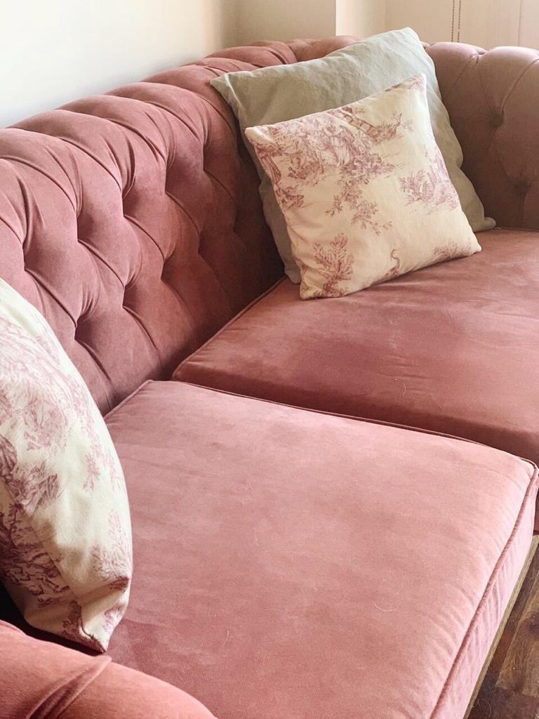 Almohadones del asiento y respaldo capitoné del Sofá Deconstructed rosa, en Caballito