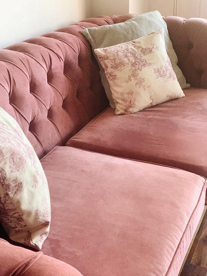 Almohadones del asiento y respaldo capitoné del Sofá Deconstructed rosa, en Caballito