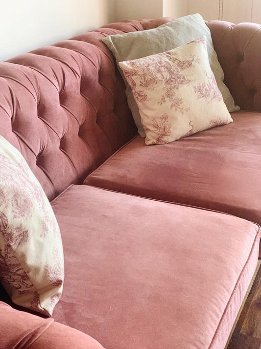 Almohadones del asiento y respaldo capitoné del Sofá Deconstructed rosa, en Caballito