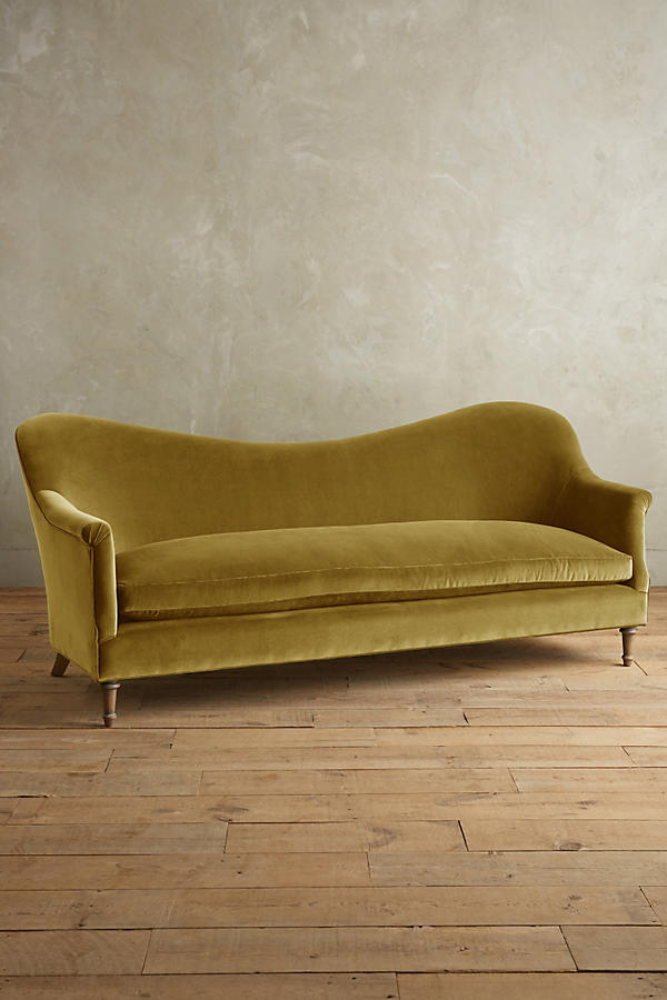 Sofá Flower tapizado en color mostaza, respaldo curvo - Tienda de Banquitos