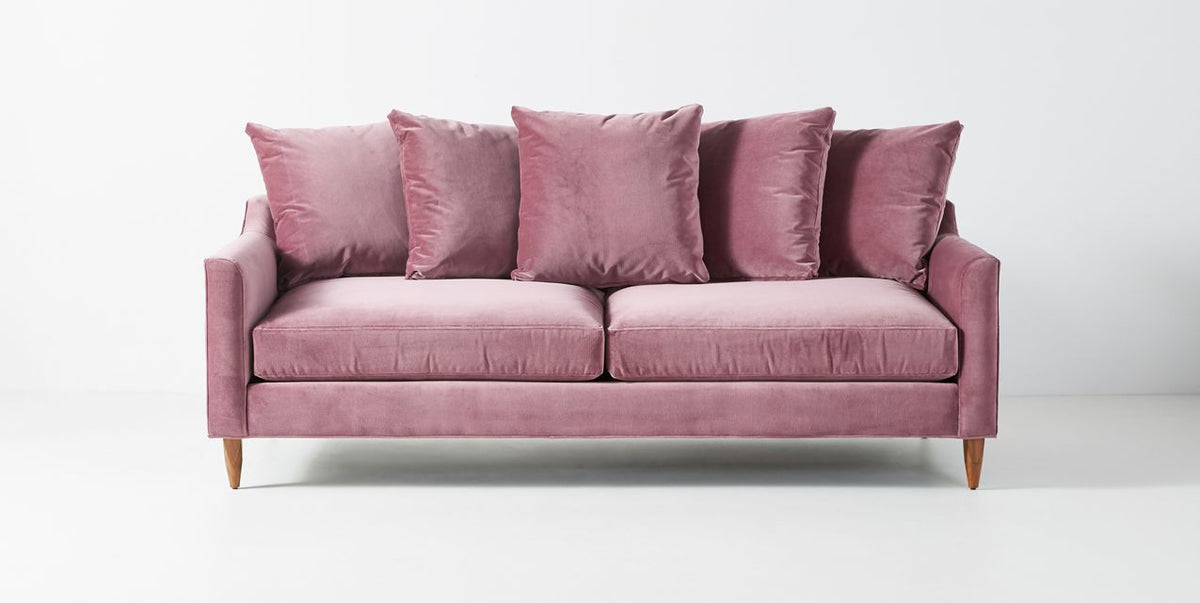 Sofá Lucrecia 2 o 3 cuerpos tapizado en pana antimanchas rosa, vista frontal con almohadones - Tienda de Banquitos