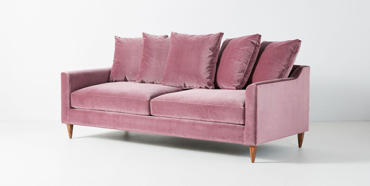 Sofá Lucrecia 2 o 3 cuerpos tapizado en rosa, vista de tres cuartos con almohadones sueltos - Tienda de Banquitos