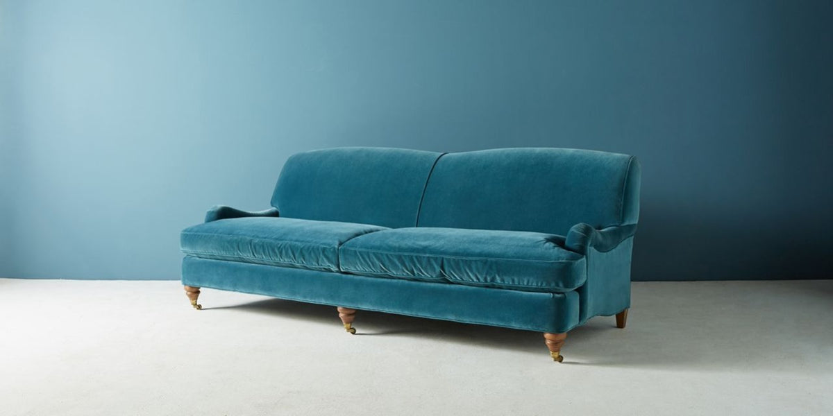 Sofá Minerva de 3 cuerpos color azul petróleo, vista de tres cuartos con patas torneadas de madera - Tienda de Banquitos