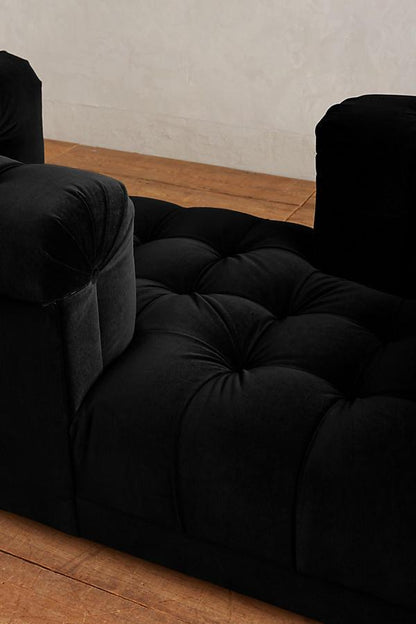 Detalle del capitoné del asiento del Sofá Tet a Tet tapizado en color negro - Tienda de Banquitos