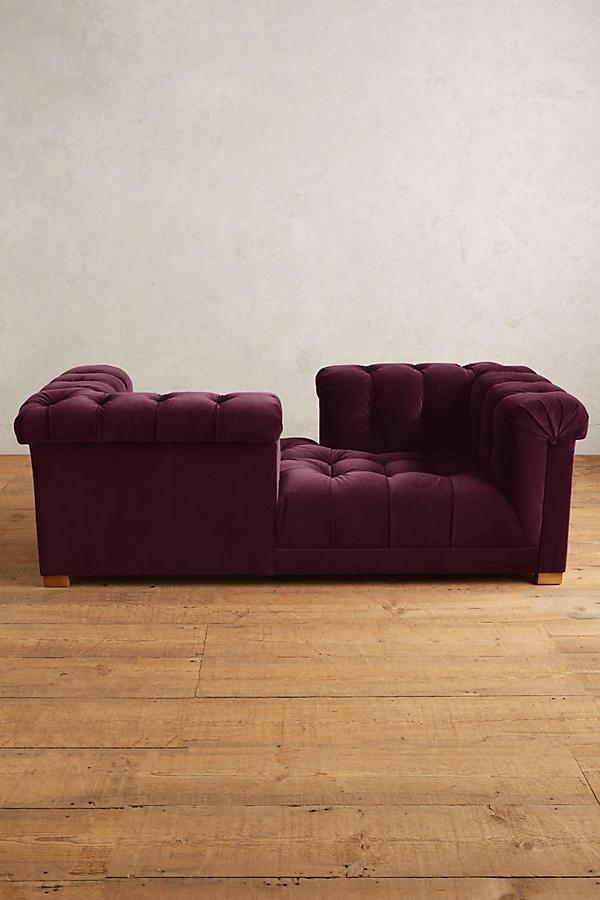 Sofá Tet a Tet tapizado en color obispo (violeta), vista general en living clásico - Tienda de Banquitos