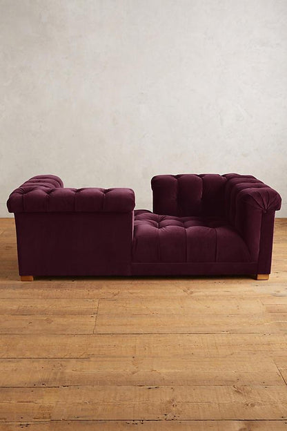 Sofá Tet a Tet tapizado en color obispo (violeta), vista general en living clásico - Tienda de Banquitos