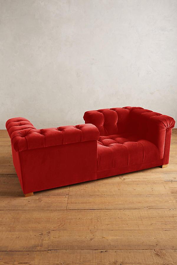 Sofá Tet a Tet tapizado en color rojo, con capitoné y dos asientos opuestos - Tienda de Banquitos