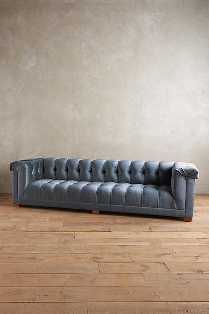 Sofá Velvet tapizado en color azul, estilo capitoné Chesterfield - Tienda de Banquitos