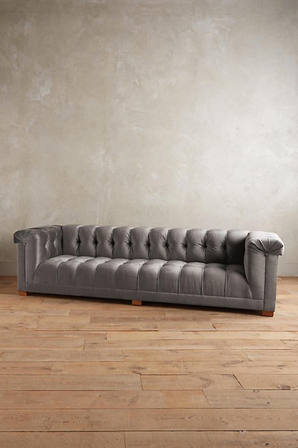 Sofá Velvet tapizado en color gris, estilo capitoné Chesterfield - Tienda de Banquitos