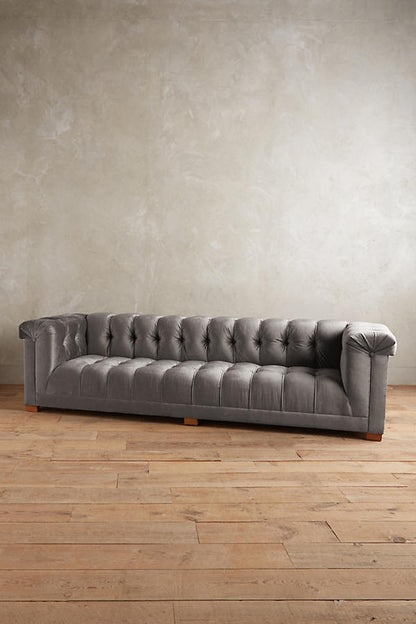 Sofá Velvet tapizado en color gris, estilo capitoné Chesterfield - Tienda de Banquitos
