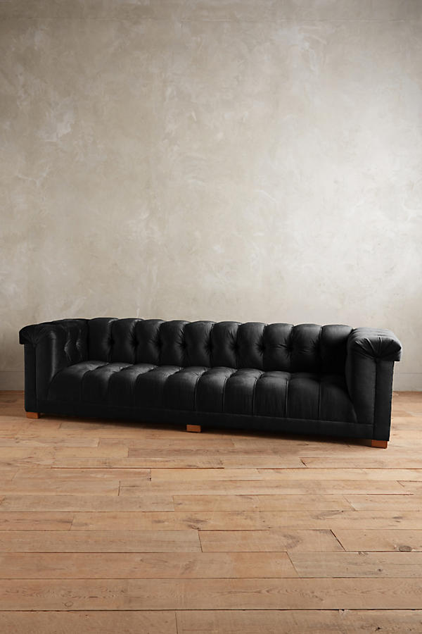Sofá Velvet tapizado en color negro, estilo capitoné Chesterfield - Tienda de Banquitos