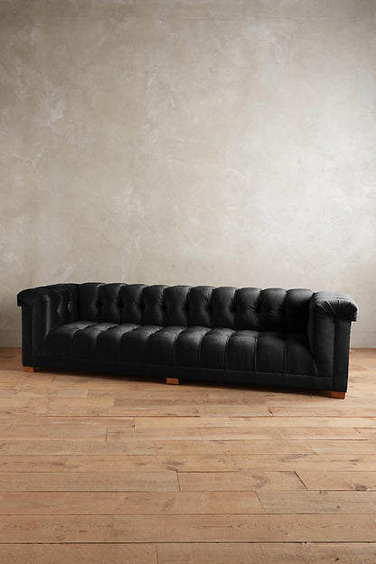 Sofá Velvet tapizado en color negro, estilo capitoné Chesterfield - Tienda de Banquitos
